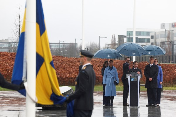 Знамето на 32-ия член на НАТО, Швеция, издигнато в централата на алианса