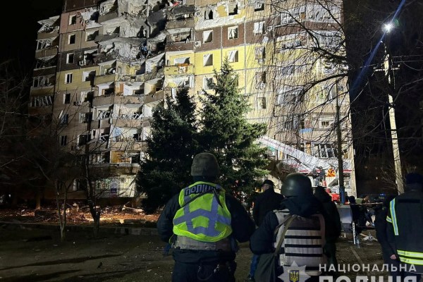 Руска ракета удари две жилищни сгради в централния украински град