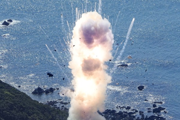 Малка японска ракета избухна малко след изстрелването в удар върху