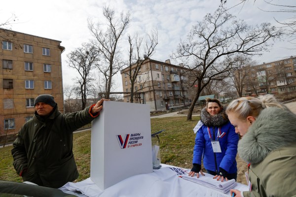 С оръжие украинците в окупираните региони подкрепят Путин на изборите в Русия