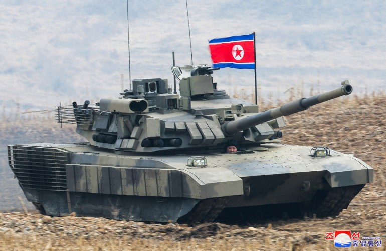 Der nordkoreanische Machthaber Kim Jong Un leitet eine Militärdemonstration mit Panzereinheiten