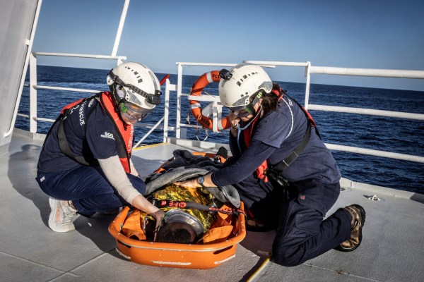 Оцелели от спасения средиземноморски кораб казват, че десетки са загинали по време на пътуването