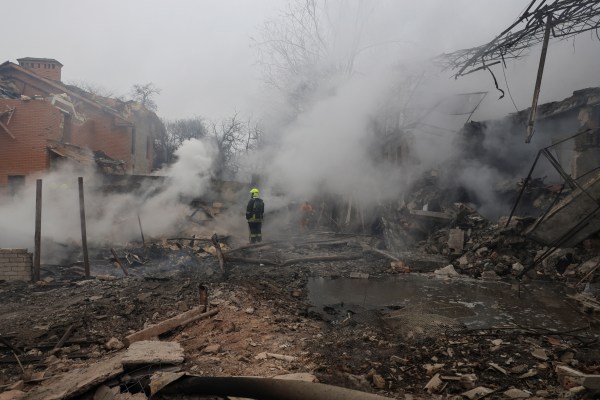 Руска атака срещу цивилни обекти в Одеса в Украйна уби 14, рани 46