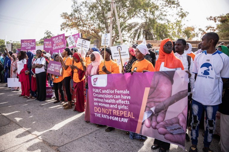 Pessoas protestam contra o plano da Gâmbia para reverter a proibição da MGF