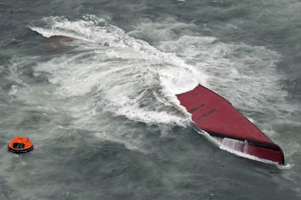 Спасителни екипи претърсват водите край Япония за най-малко двама души,