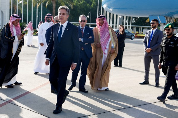 Блинкен започва най-новата си обиколка в Близкия изток, за да се срещне с арабските лидери в Кайро