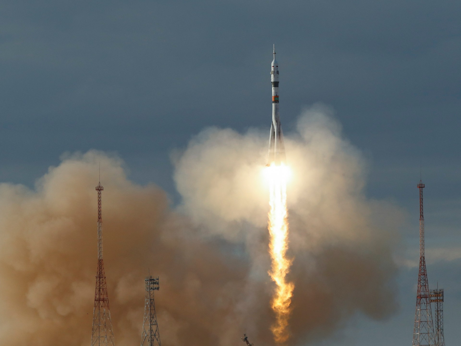 우주 비행사 3명을 태운 러시아 소유즈 로켓이 오작동이 발생한 지 며칠 만에 국제 우주 정거장으로 이륙했습니다.  우주 뉴스