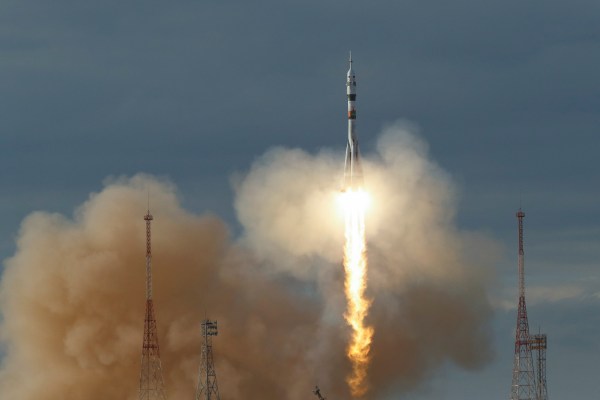 Руската ракета Союз, носеща трима астронавти до Международната космическа станция