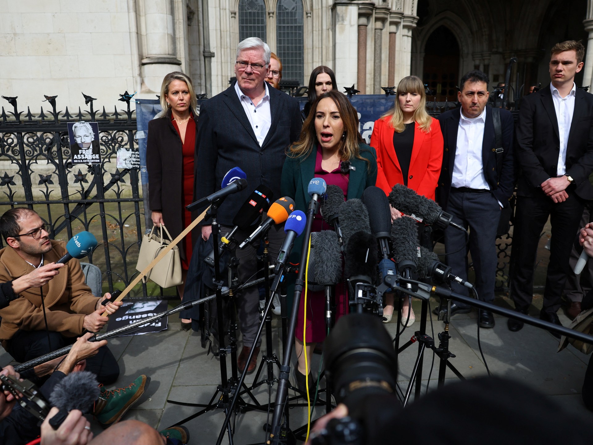Британский суд открывает Ассанжу возможность обжаловать его экстрадицию в США |  Джулиан Ассанж Новости