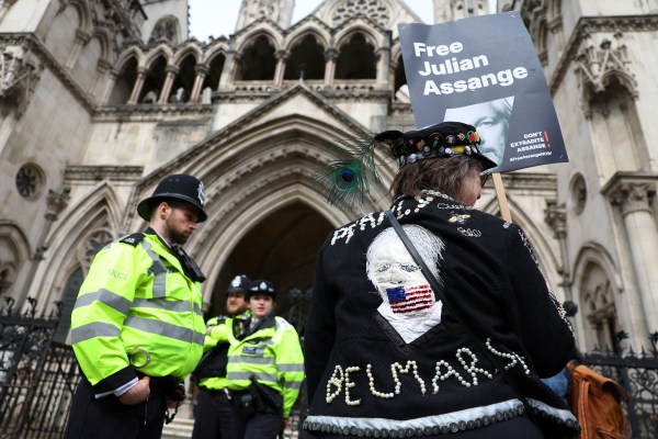 Решението на Обединеното кралство за Джулиан Асандж „го убива бавно“, казват защитници на свободата на словото