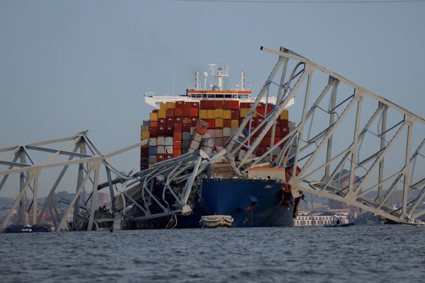 Кораб с контейнери се блъсна в основен мост в Балтимор,