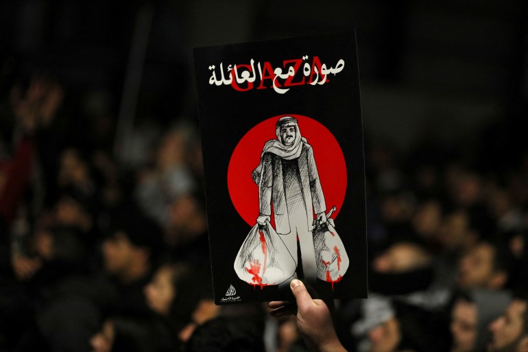 Ein Demonstrant trägt ein Plakat während eines Protestes zur Unterstützung der Palästinenser in Gaza, inmitten des anhaltenden Konflikts zwischen Israel und der palästinensischen islamistischen Gruppe Hamas, vor der Al-Kalouti-Moschee in der Nähe der israelischen Botschaft in Amman, Jordanien, 27. März 2024. REUTERS/Alaa Al -Suchni
