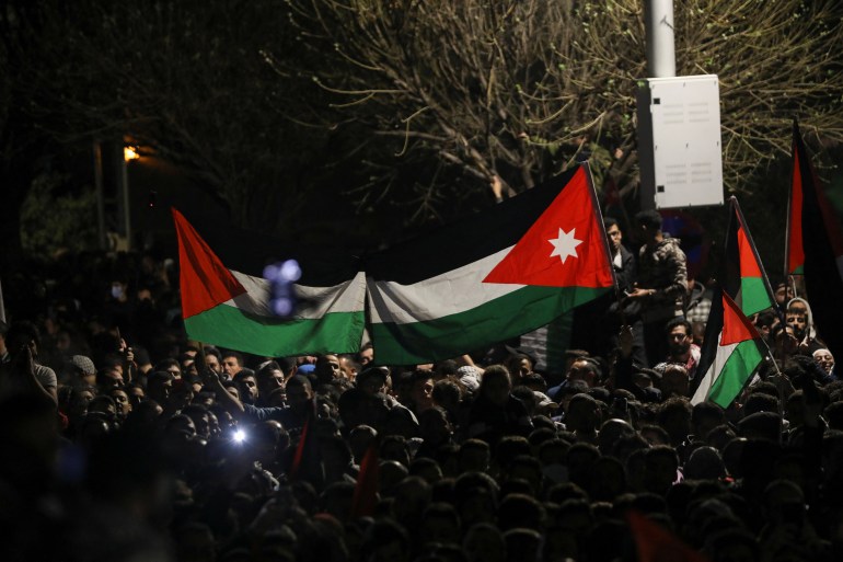 People hold Palestinian and Jordanian flags, during a protest in support of Palestinians in Gaza, amid the ongoing conflict between Israel and the Palestinian Islamist group Hamas, near the Israeli embassy in Amman, Jordan, March 29, 2024. REUTERS/Alaa Al-Sukhni