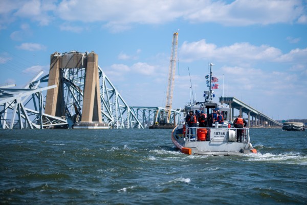 Как ще бъдат разчистени отломките от моста Baltimore Key Bridge?