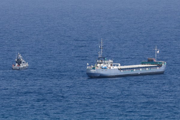 Конвой от три кораба напусна кипърското пристанище Ларнака и се