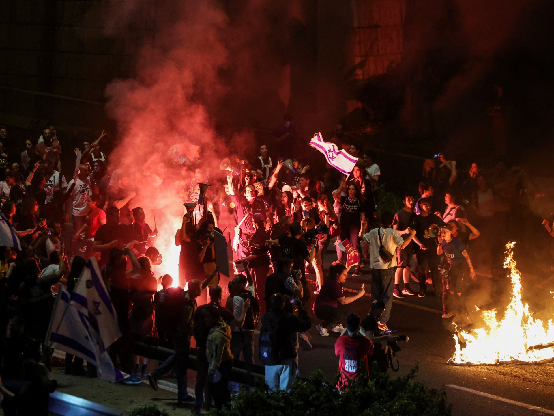 Decenas de miles de israelíes participan en protestas antigubernamentales  noticias de protesta