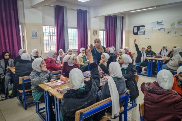 Аман Йордания – Найва Рабая трудолюбива общителна медицинска сестра с