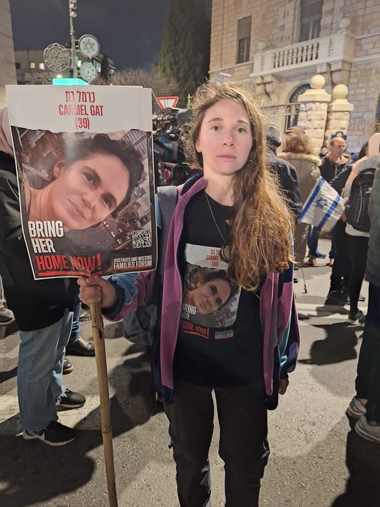 Shay Bicknanm participa de um protesto no centro de Jerusalém para pedir a libertação dos prisioneiros israelenses em Gaza.  Seu primo foi levado em 7 de outubro e sua tia foi morta. [Mat Nashed/Al Jazeera]