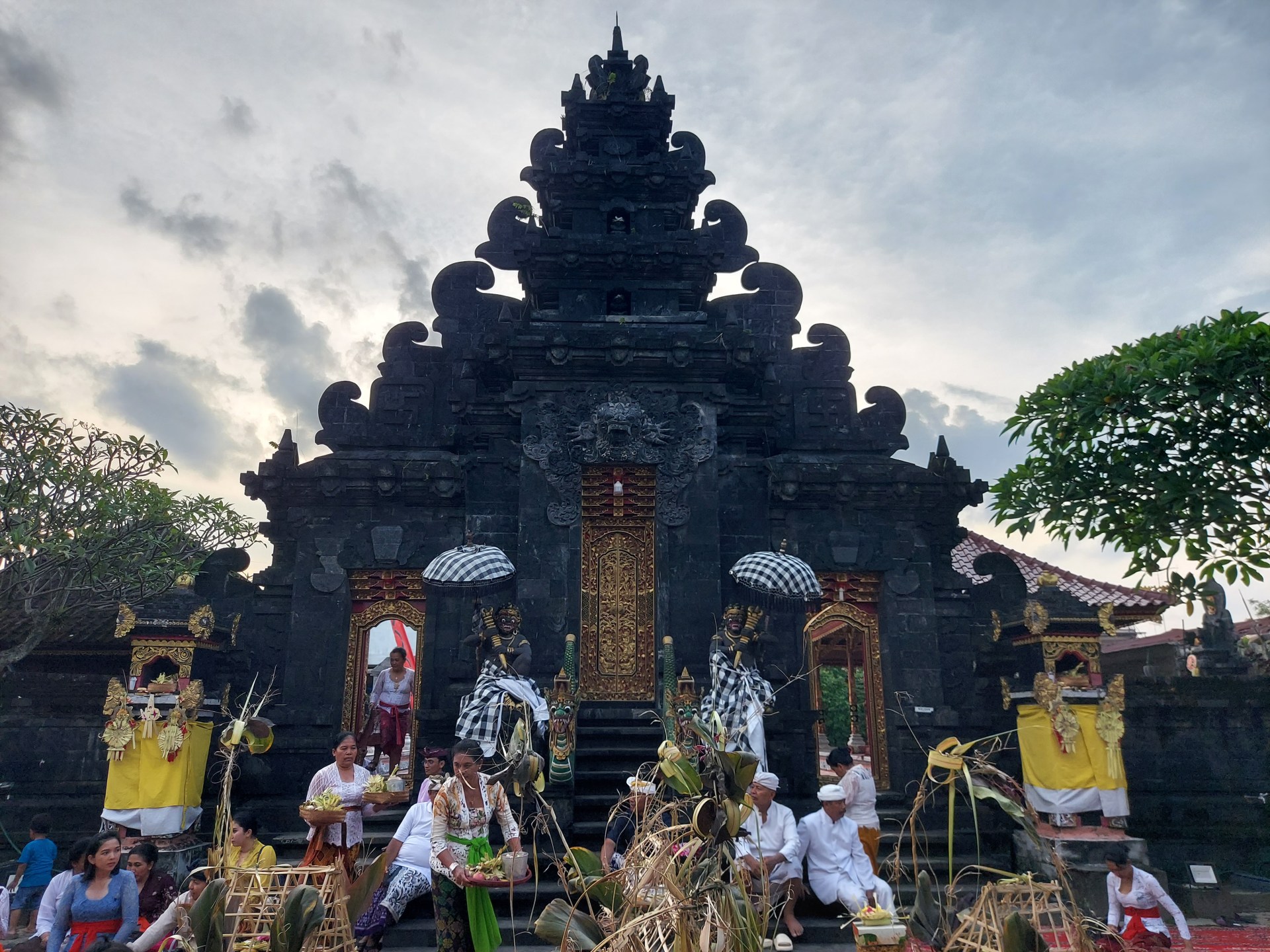 Di luar Bali, umat Hindu di Indonesia merayakan Neypi dalam upacara yang intim  Berita keagamaan