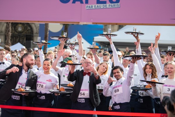Най-бързите сервитьори в Париж се състезават в улично състезание „coffee run“