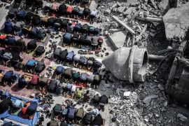 Palestinians perform Friday prayers among the rubble of the Al-Farooq Mosque, destroyed in an Israeli attack in Rafah, Gaza. [Abed Zagout/Anadolu Agency]