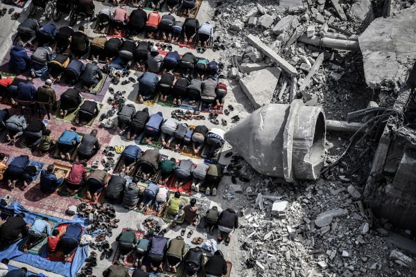 Седмица в снимки: От протестите на пожарникарите в Сеул до молитвите в Газа