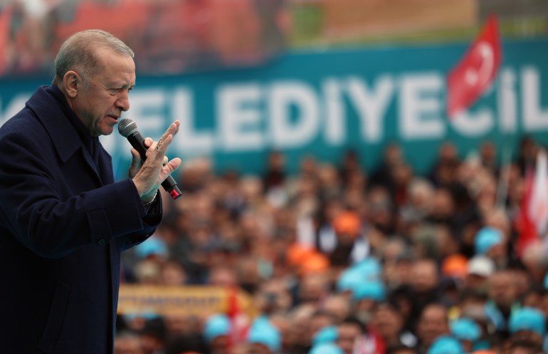 Le président turc et chef du parti Justice et Développement (AK), Recep Tayyip Erdogan, s'adresse à la foule lors du rassemblement électoral de son parti avant les élections municipales au jardin de la nation Baskent à Ankara, en Turquie, le 23 mars.