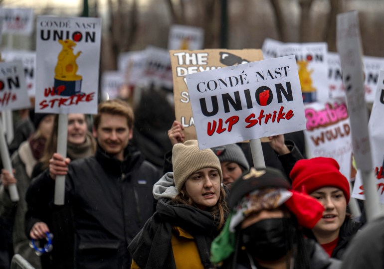Сотрудники Condé Nast, состоящие в профсоюзе, идут по линии пикета во время 24-часовой забастовки на фоне объявления об увольнении