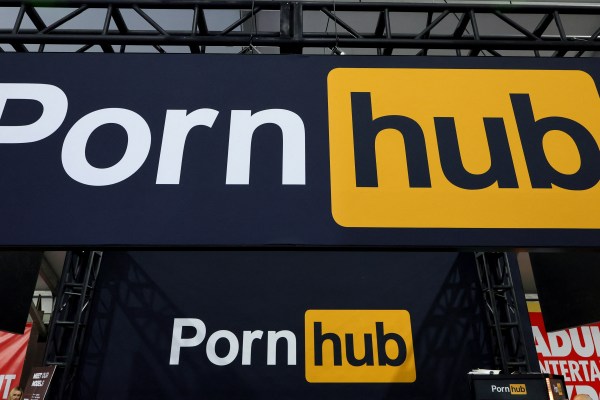 Pornhub и други два сайта за възрастни съдят Европейския съюз