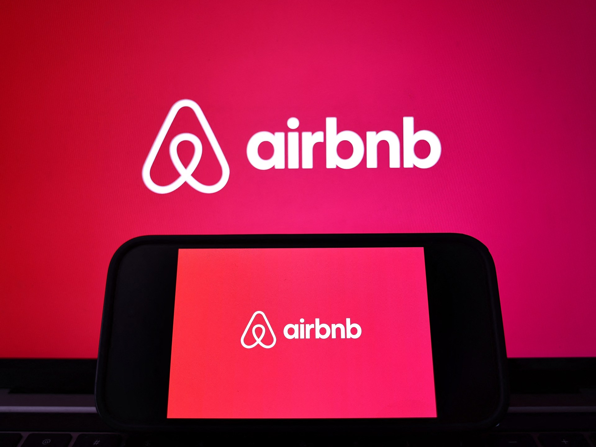 Airbnb تحظر استخدام كاميرات المراقبة الداخلية وسط مخاوف تتعلق بالخصوصية |  الأعمال والاقتصاد