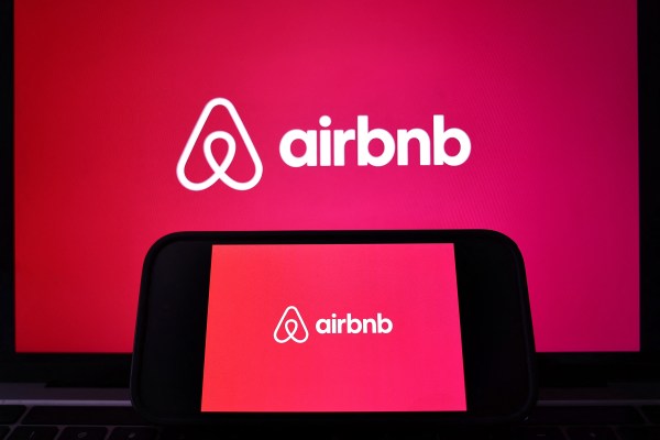 Airbnb забрани използването на вътрешни охранителни камери в своите имоти