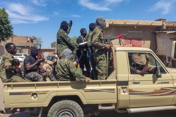 Суданската армия пое контрола над националния радио и телевизионен щаб