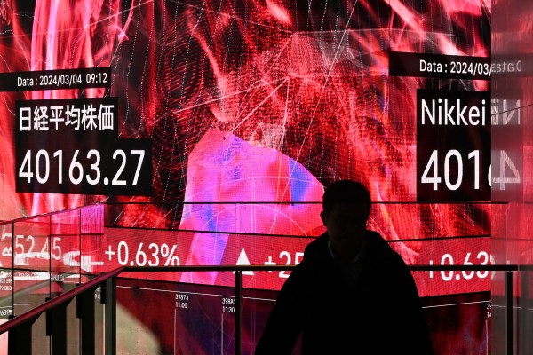 Японският референтен индекс Nikkei надмина 40 000 за първи път в историята