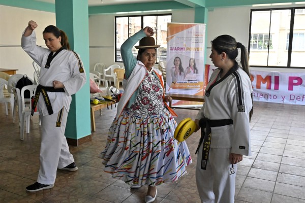 Коренните боливийски жени започват да се занимават с таекуондо срещу насилието, основано на пола