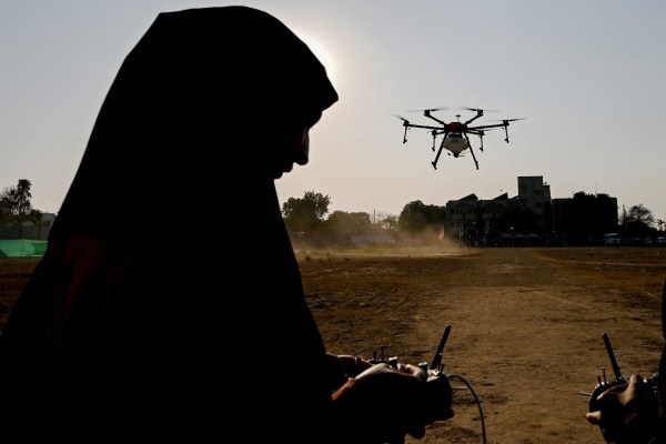 Индийските „сестри с дронове“, движещи земеделието и социалните промени