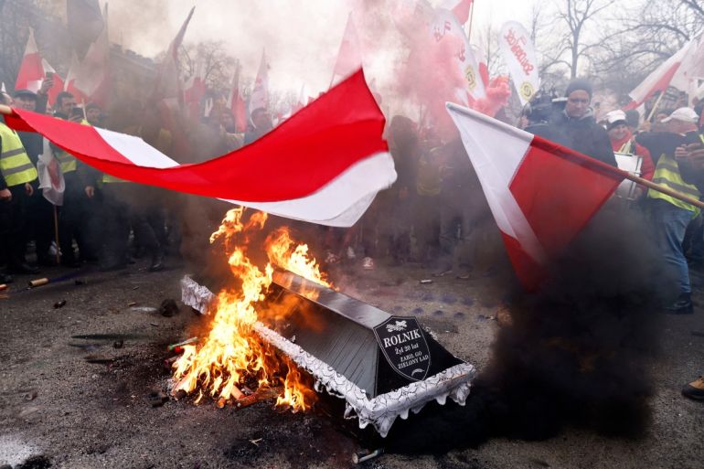 Polish farmers burn a coffin with the inscription "Farmer - 20 years old - killed by Green Deal"