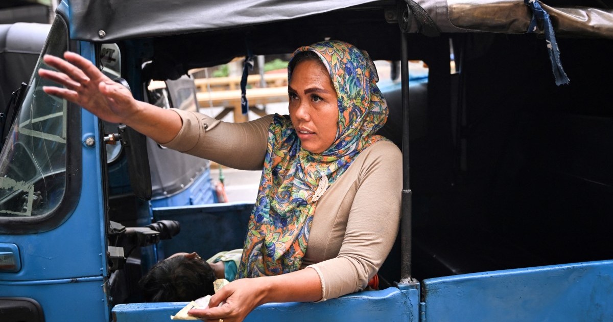 Indonesian single mother makes ends meet as autorickshaw driver | Women News