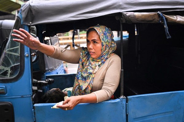 Индонезийска самотна майка свързва двата края като шофьор на авторикша