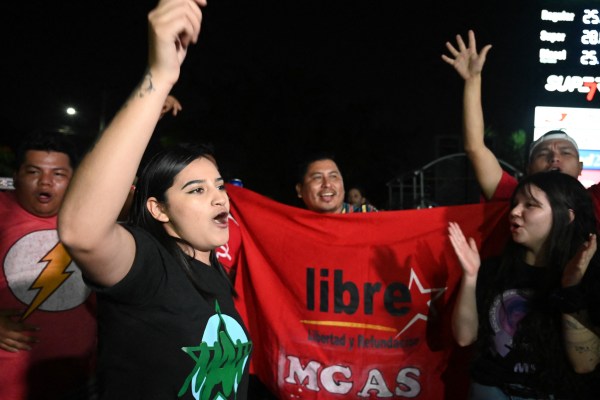 Хондурасците се радват на рядка победа над своите корумпирани политици, далеч от дома