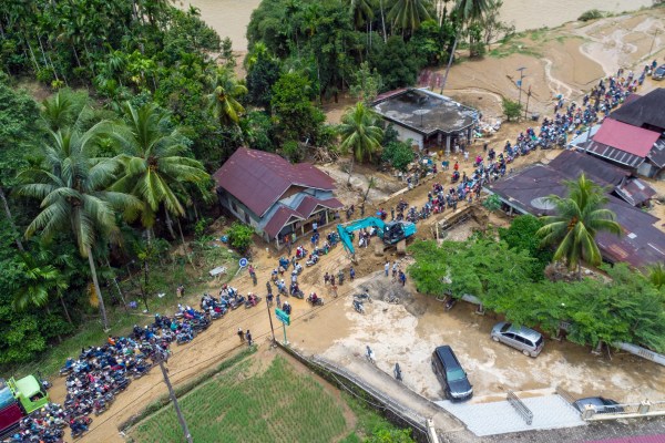 Внезапни наводнения и свлачище на индонезийския остров Суматра са причинили