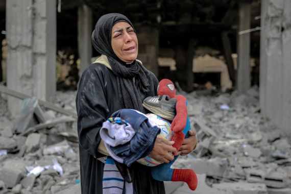 Israel mata 12 em Deir el-Balah enquanto caminhões de ajuda chegam com segurança ao norte de Gaza