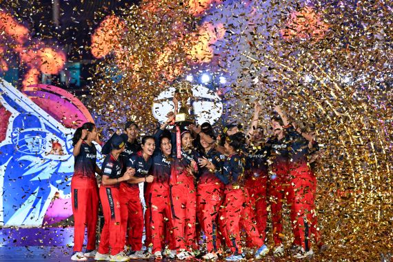 Royal Challengers Bangalore's players hold the trophy after winning the Women's Premier League (WPL) Twenty20 cricket final match against Delhi Capitals at the Arun Jaitley Stadium in New Delhi on March 17, 2024. (Photo by Sajjad HUSSAIN / AFP) / -- IMAGE RESTRICTED TO EDITORIAL USE - STRICTLY NO COMMERCIAL USE -- - -- IMAGE RESTRICTED TO EDITORIAL USE - STRICTLY NO COMMERCIAL USE --