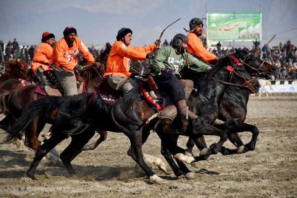 Афганистанският ездач Сарвар Пахлаван премигна за да избегне болката от