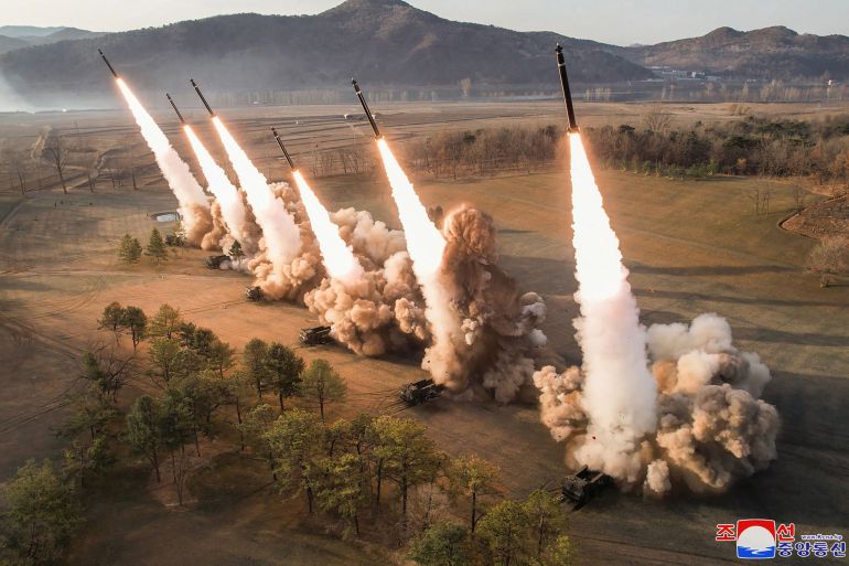 Kim della Corea del Nord supervisiona le esercitazioni con i lanciarazzi “super-grandi”.