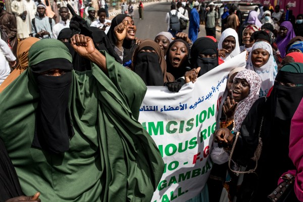 Гамбия гласува за отмяна на забележителната забрана на гениталното осакатяване на жени