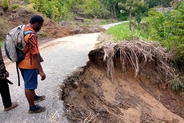 Наводнения в Папуа Нова Гвинея, свлачища оставят най-малко 23 жертви
