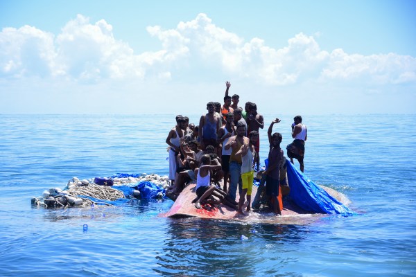 Снимки: Отчаяни, дехидратирани рохинги, взети при драматично морско спасяване