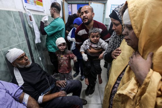Bombe fumogene e bulldozer militari israeliani prendono di mira l’ospedale al-Amal di Gaza