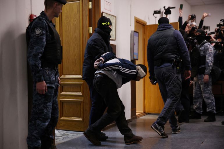 Quatro homens mostrando sinais de espancamento severo acusados ​​​​de ataque a show em Moscou