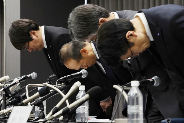 Здравни служители в Япония нахлуха във фабрика, принадлежаща на Kobayashi